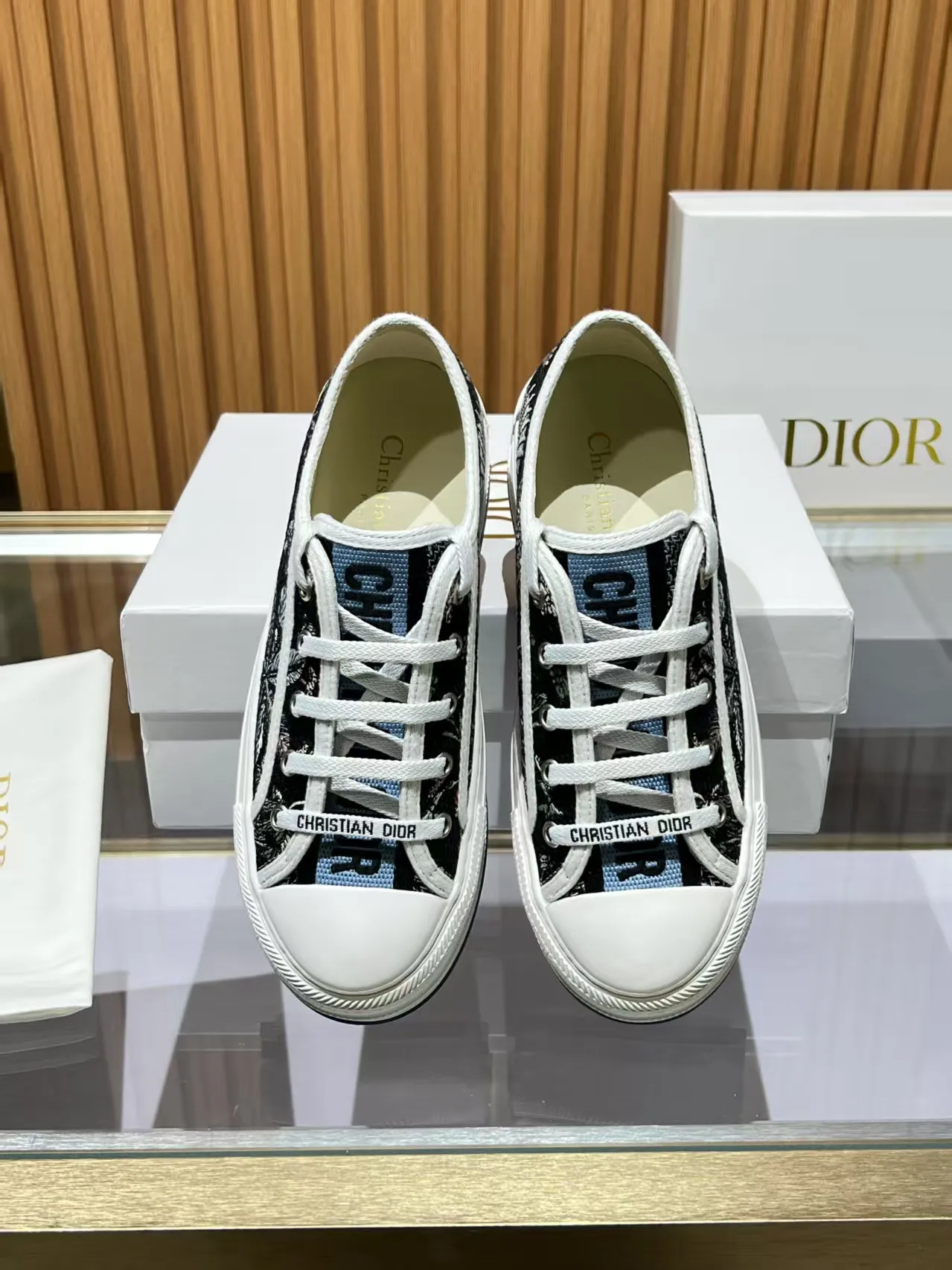 👟👟Ex-factory price 520👟👟 Walk‘n’Dior embroidered mid-top casual shoes are new in 2025. On the fashion stage, Dior embroidered shoes are the well-deserved protagonist. Delicate stitching is used on the upper, every stitch is devoted to the craftsman's efforts, and every thread is woven with artistic poetry. From complex floral patterns to smart geometric textures, embroidery is like the magic that gives shoes life, allowing them to show dynamic beauty even in static conditions.   Wearing Dior embroidered shoes feels like stepping into a dream world full of art. It is not only a pair of shoes, but also a walking piece of art that perfectly integrates fashion and culture. Whether you are strolling on the bustling city streets or attending important social occasions, Dior embroidered shoes can add unique charm to your style and become the focus of everyone's attention.   Choosing Dior embroidered shoes means choosing a persistent pursuit of quality and a unique understanding of fashion. Let it accompany you through every wonderful moment and leave your own fashion mark.  Material: Sheepskin lining, feet, silk cowhide, size 35-41, heel height 5cm